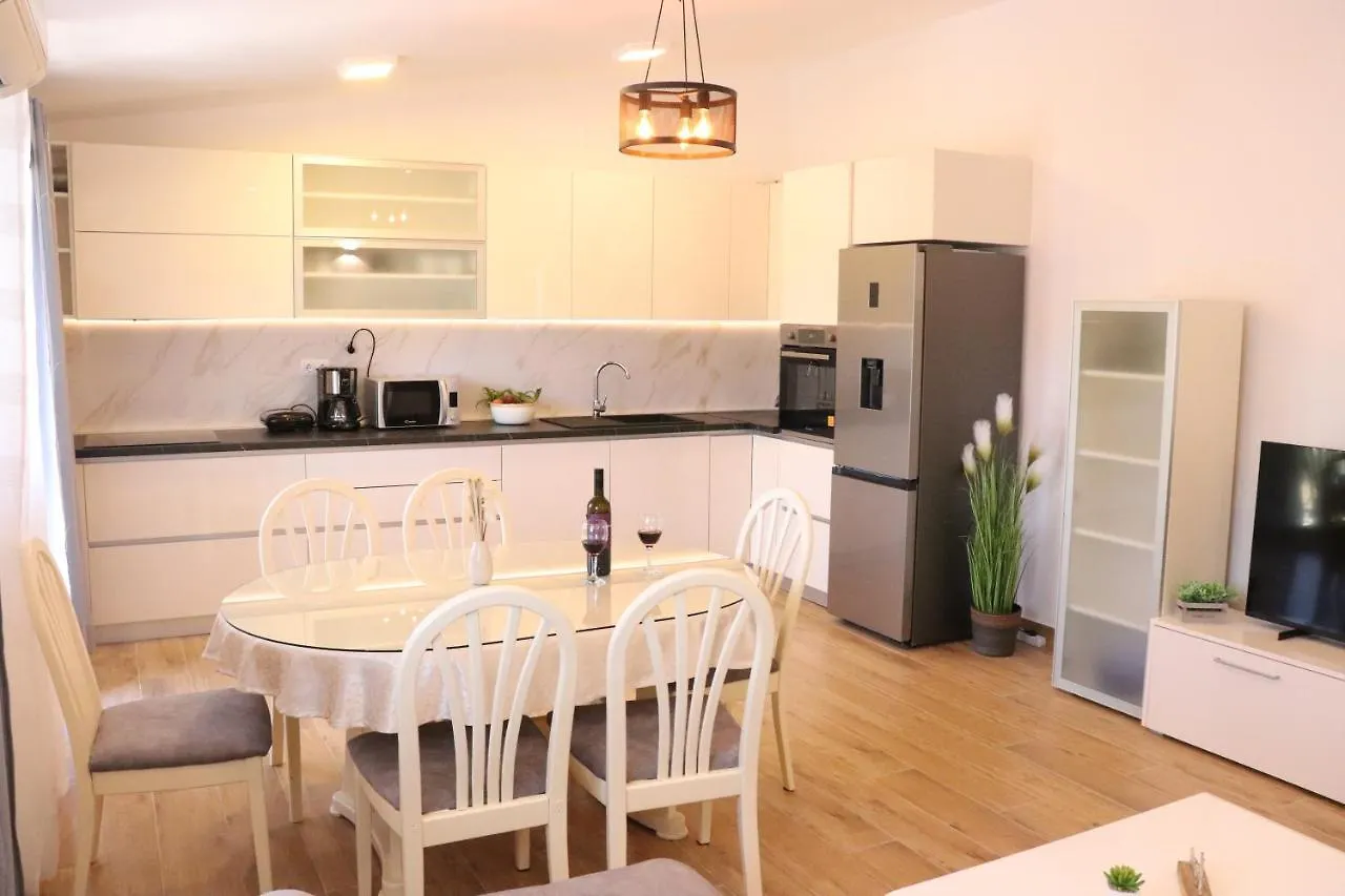 Apartment Mary- 2 Free Parking, Near Mall Of Spalato 0*,  Croazia