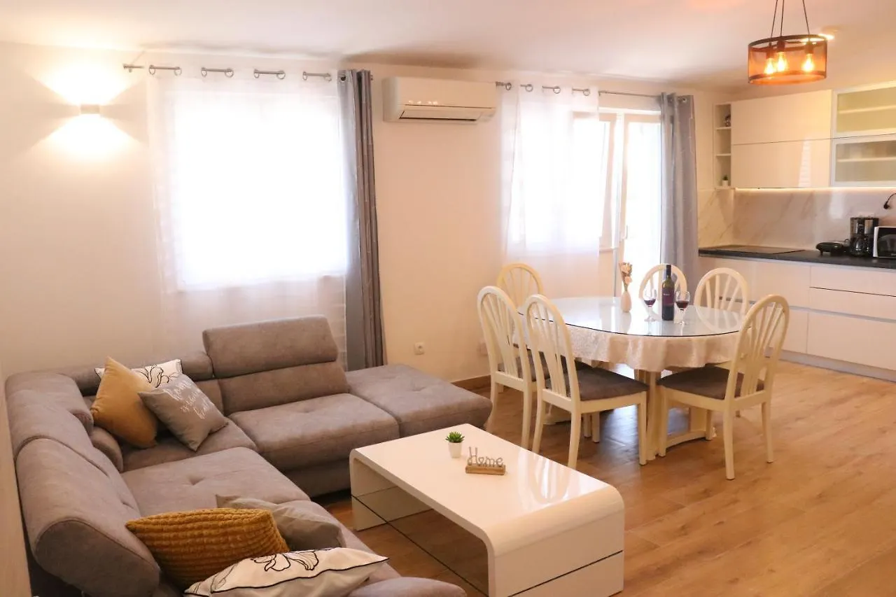 Apartment Mary- 2 Free Parking, Near Mall Of Split