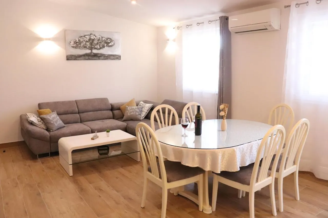 Apartment Mary- 2 Free Parking, Near Mall Of Split Croatia