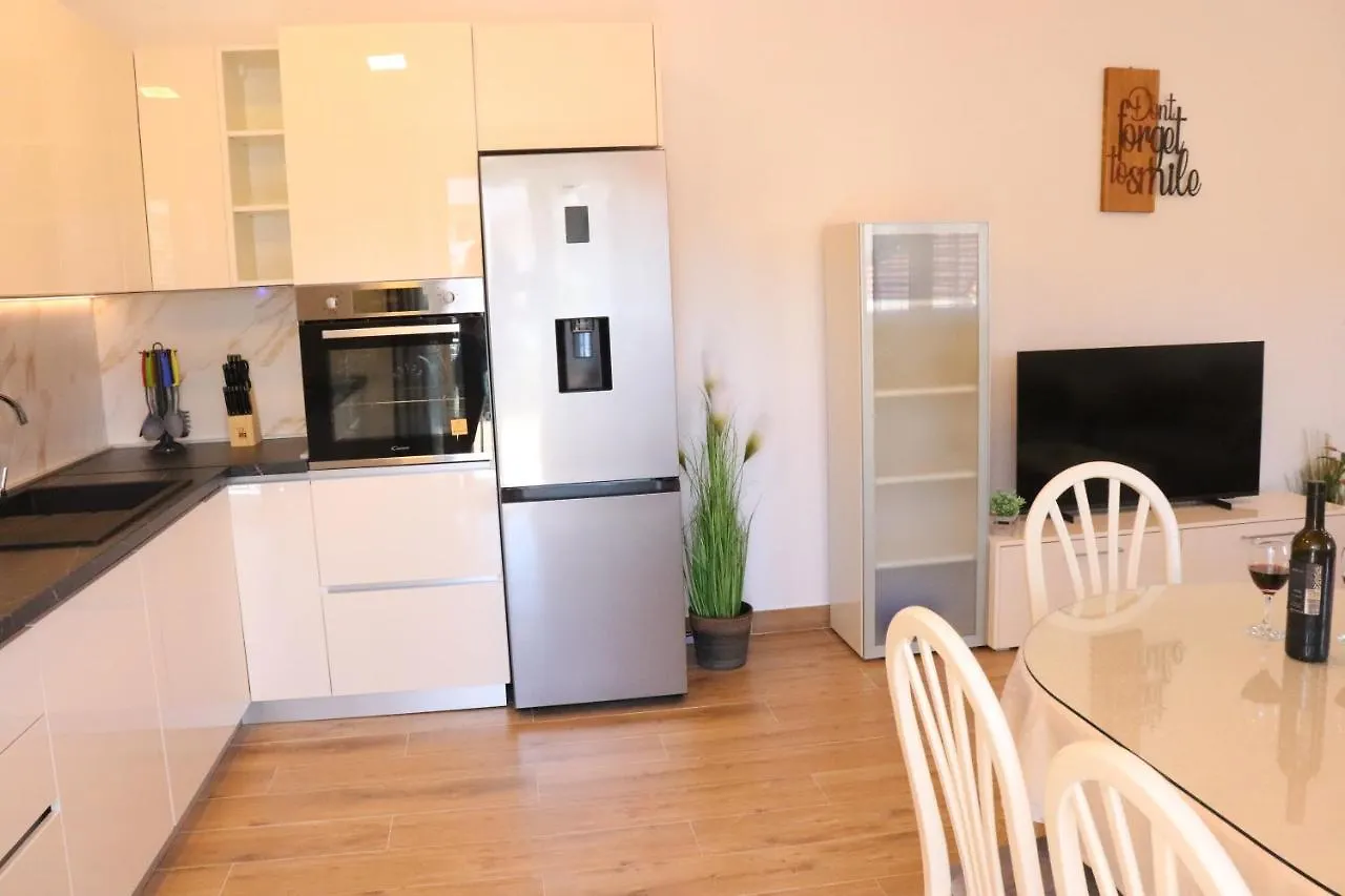 Apartment Mary- 2 Free Parking, Near Mall Of Split Croatia